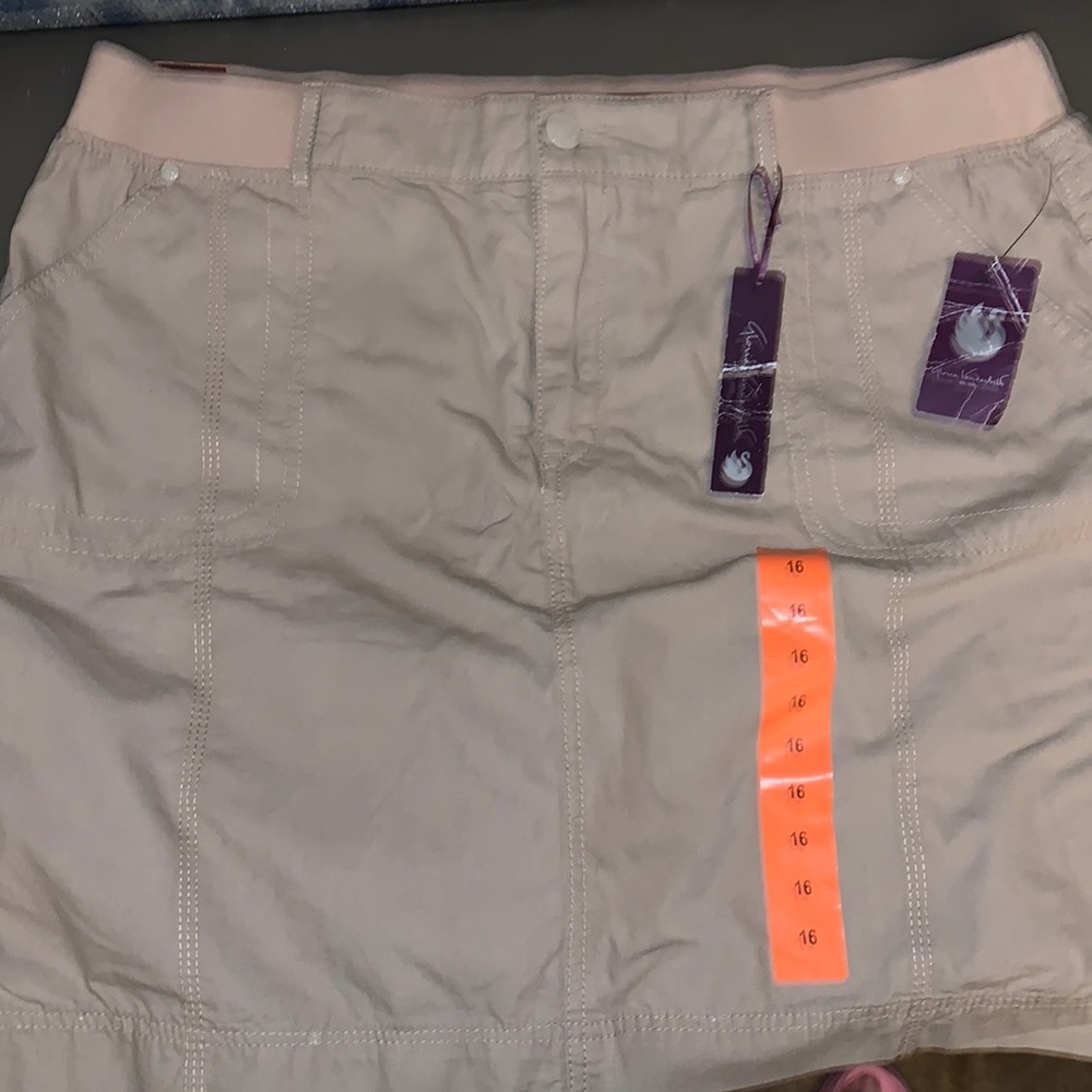 Gloria Vanderbilt Skort size 16 khaki.